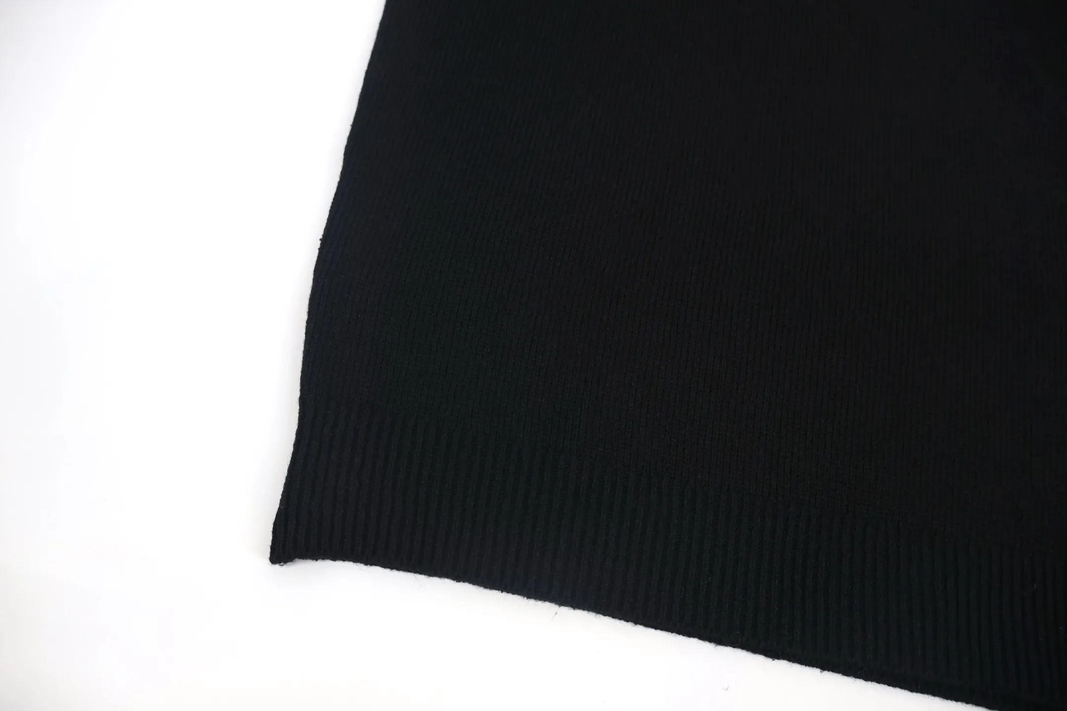 P450 [Exclusive supply] Stone island compass crew neck sweater (black). The original version was purchased for 2,488 and developed. The fabric is made of 80% sheep wool yarn blended with 20% nylon. The overall comfort is more skin-friendly than the original version. The YB upper body is particularly tight. We adjusted the overall feel and skin-friendly feeling based on the original wool yarn quality. It is more comfortable and breathable than the ZP upper body. There is no difference between the stripes and the original version. And it can be done to make the grade full. Supports random detection of wool content to ensure that every piece customers get is of high quality. It also needs to be taken to the tatting factory for secondary processing. The Stone Island armband has straight and delicate overall wiring, comfortable and soft fabrics, and consistent colors with no color difference. It can be matched with the same style to create a fashionable look and control various occasions. Customized accessories, complete with three labels, the same style for men and women. Size:S-M-L-XL